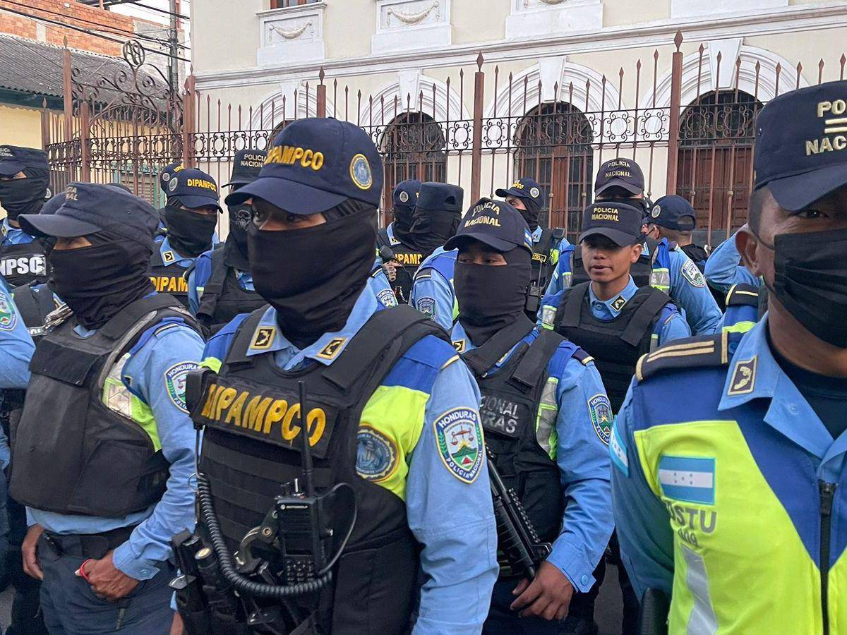 ¿Cuáles son las atribuciones de la Policía durante el toque de queda en Tegucigalpa y San Pedro Sula?