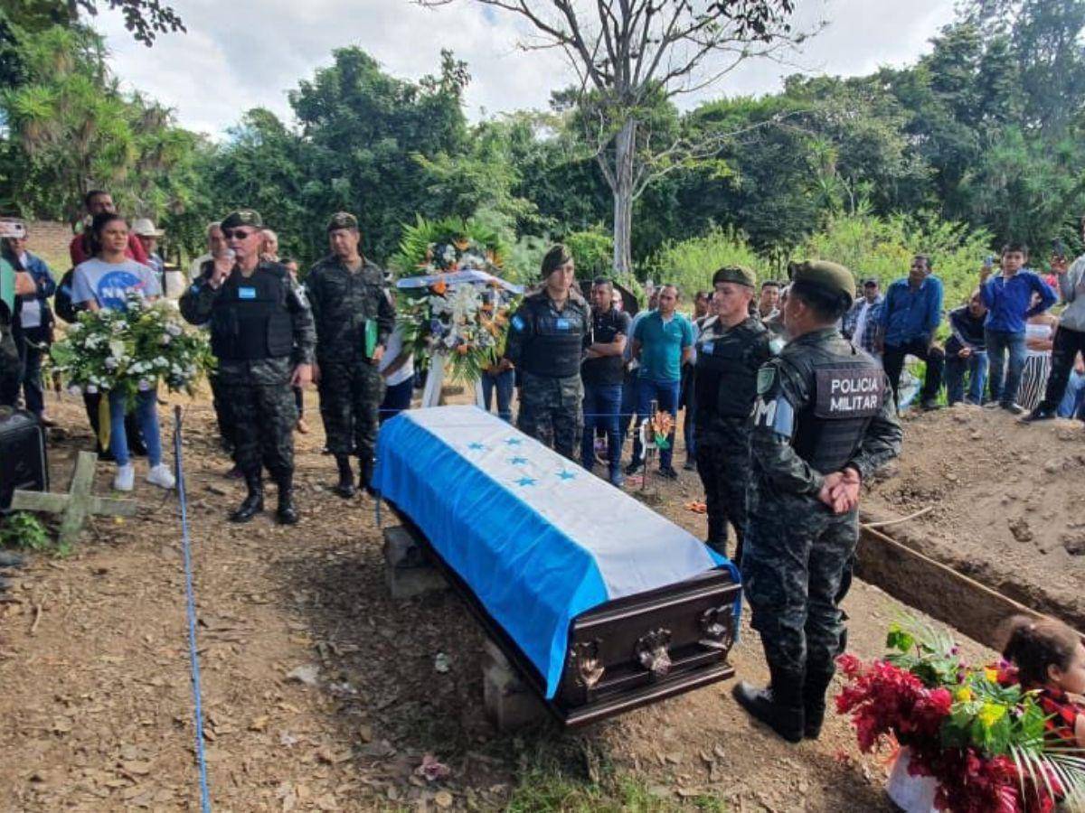 Dolor e impotencia en el entierro de policía militar muerto en enfrentamiento en la colonia La Peña