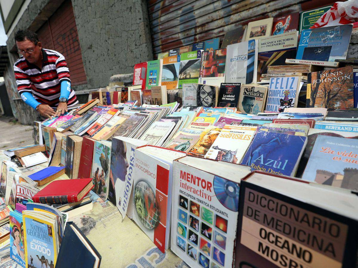 Don Roberto Raudales brinda las reliquias en el barrio La Granja da descuentos para las personas interesadas en los libros.