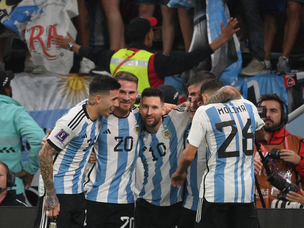 Argentina sufre para vencer 2-1 a Australia y está en cuartos de final