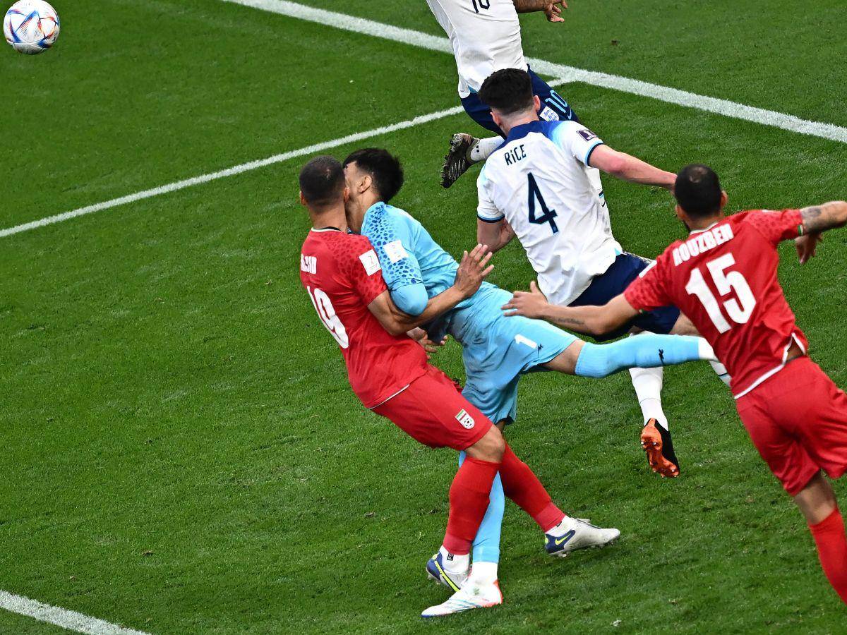 Portero de Irán sufre aparatosa lesión ante Inglaterra en Qatar 2022