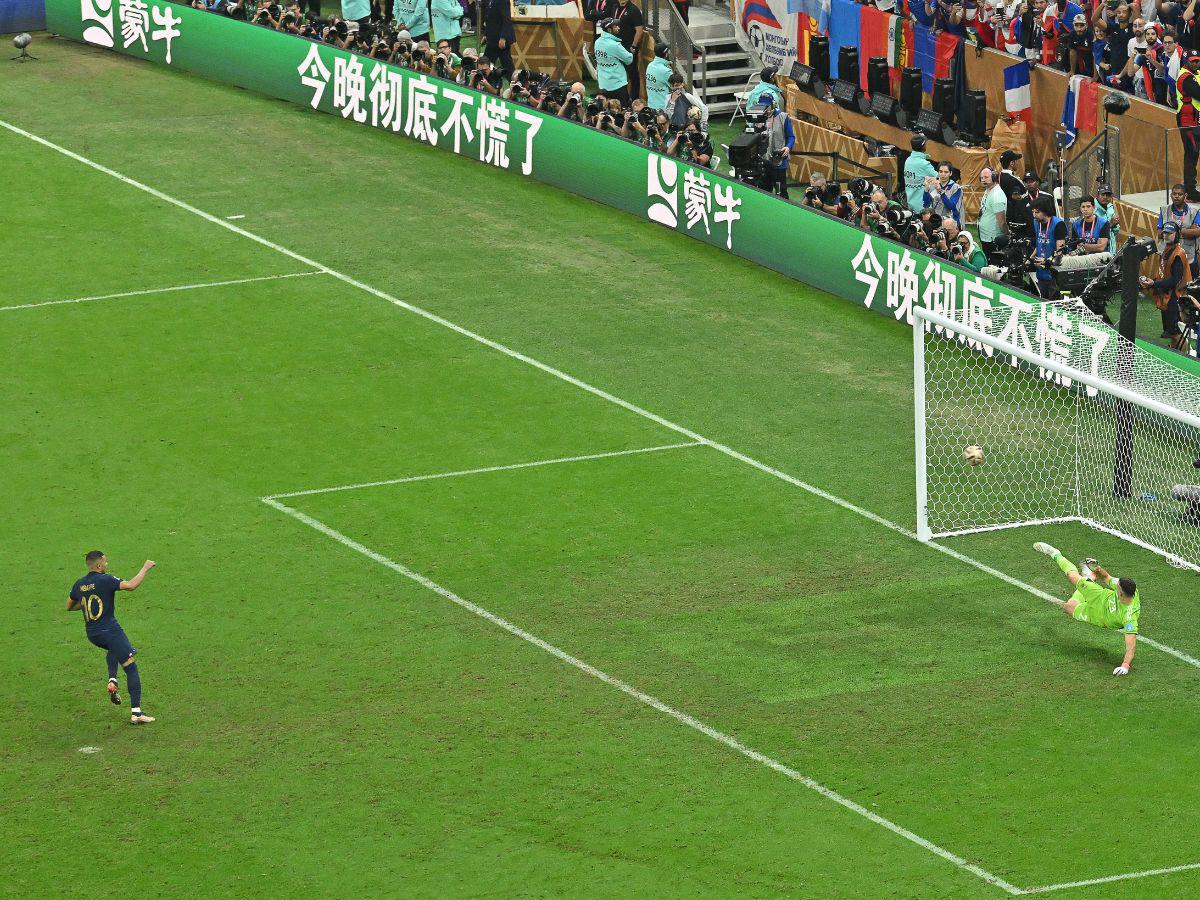 Esta vez el “10” de los galos engañó totalmente al portero y mandó el juego a los penales.