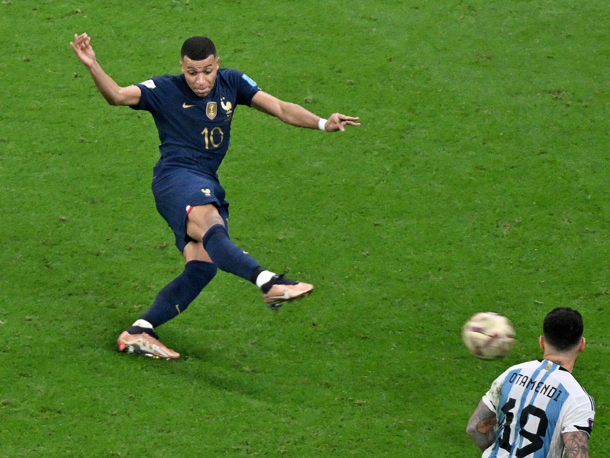 Kylian prendió la pelota en el aire y ahogó las esperanzas de título de los argentinos.