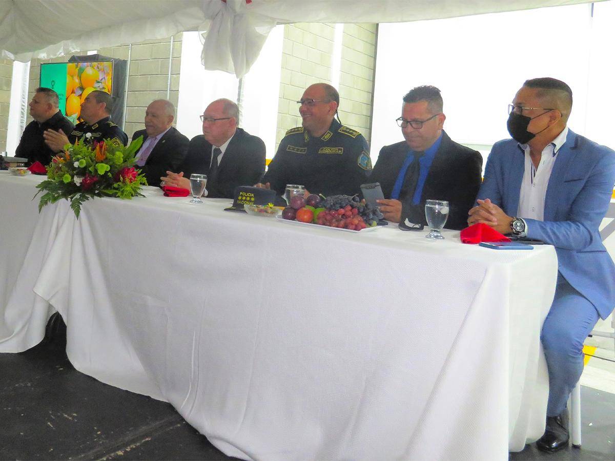 Distinguidas personalidades del actual gobierno y ejecutivos de Fruvetsa conformaron la mesa principal de los actos inaugurales de la sucursal.