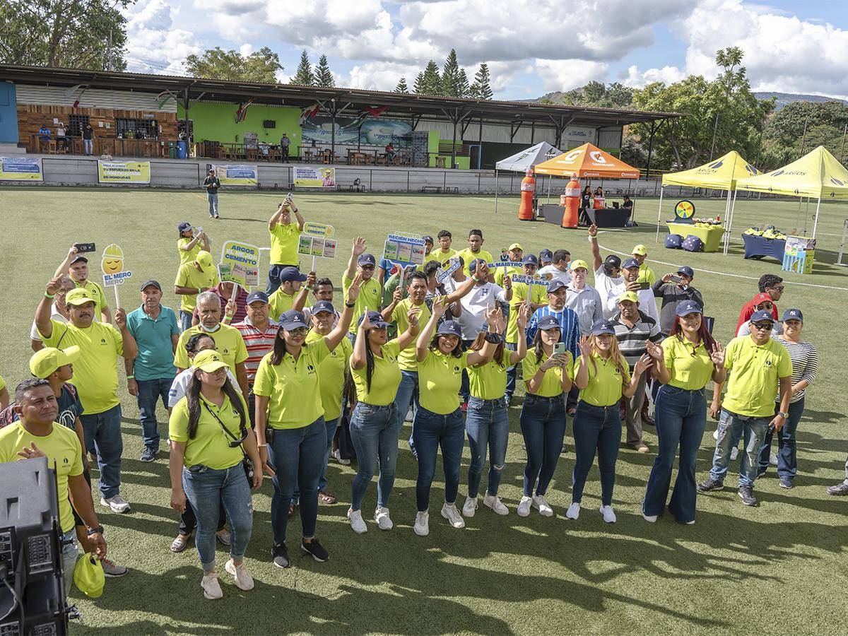 El evento reunió a más de 400 maestros de obra y albañiles en el Estadio de fútbol Los Ángeles de Tegucigalpa.