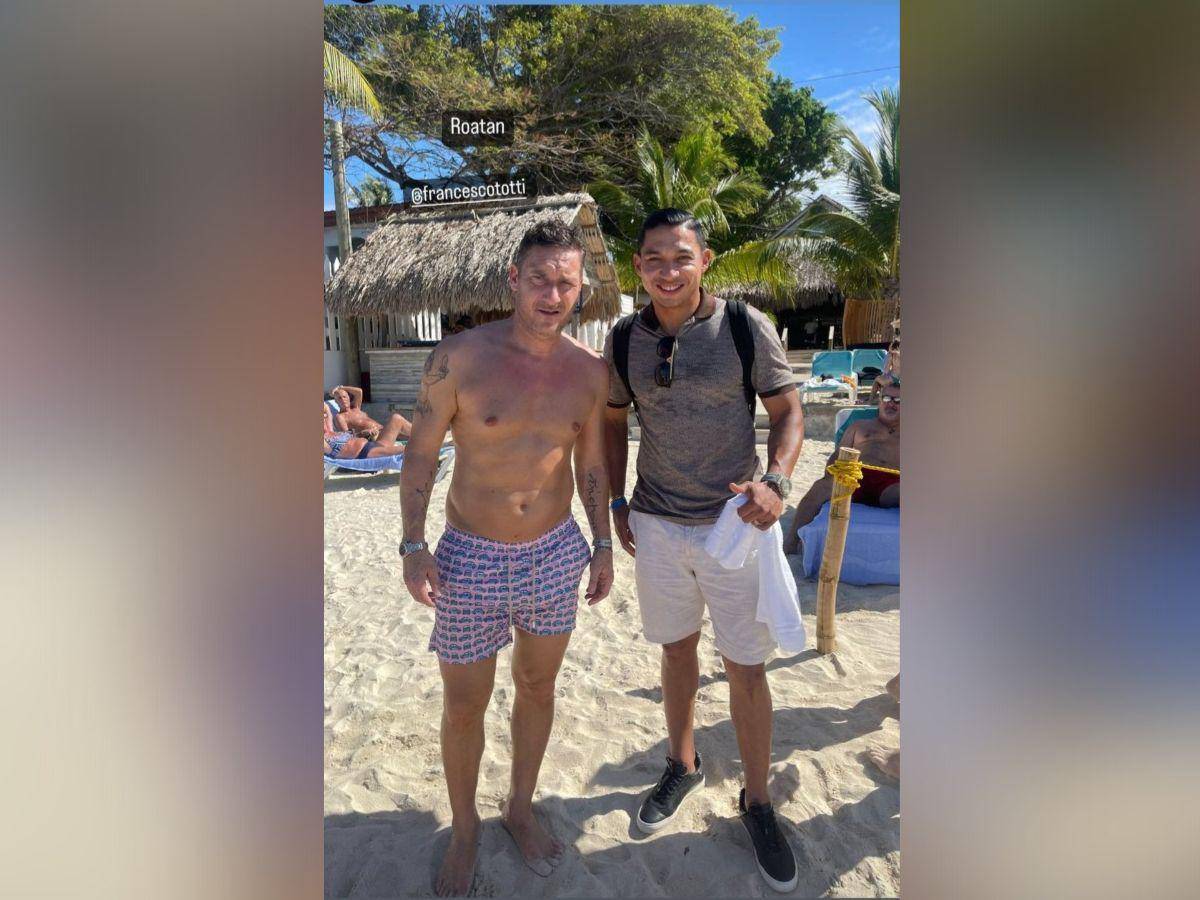 El legendario exjugador italiano Francesco Totti pasa sus vacaciones en la paradisíaca Roatán