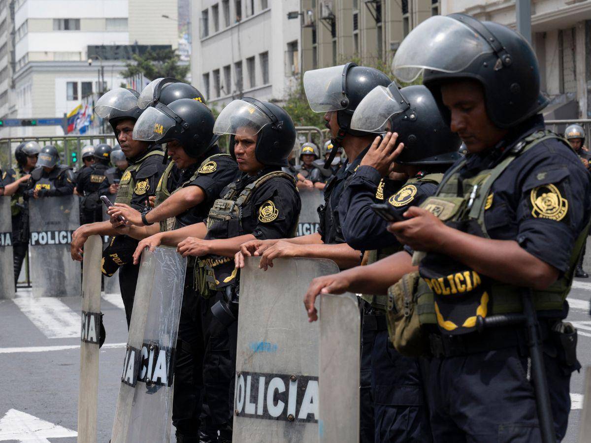 Fuerzas Armadas y Policía de Perú no avalan disolución del Congreso