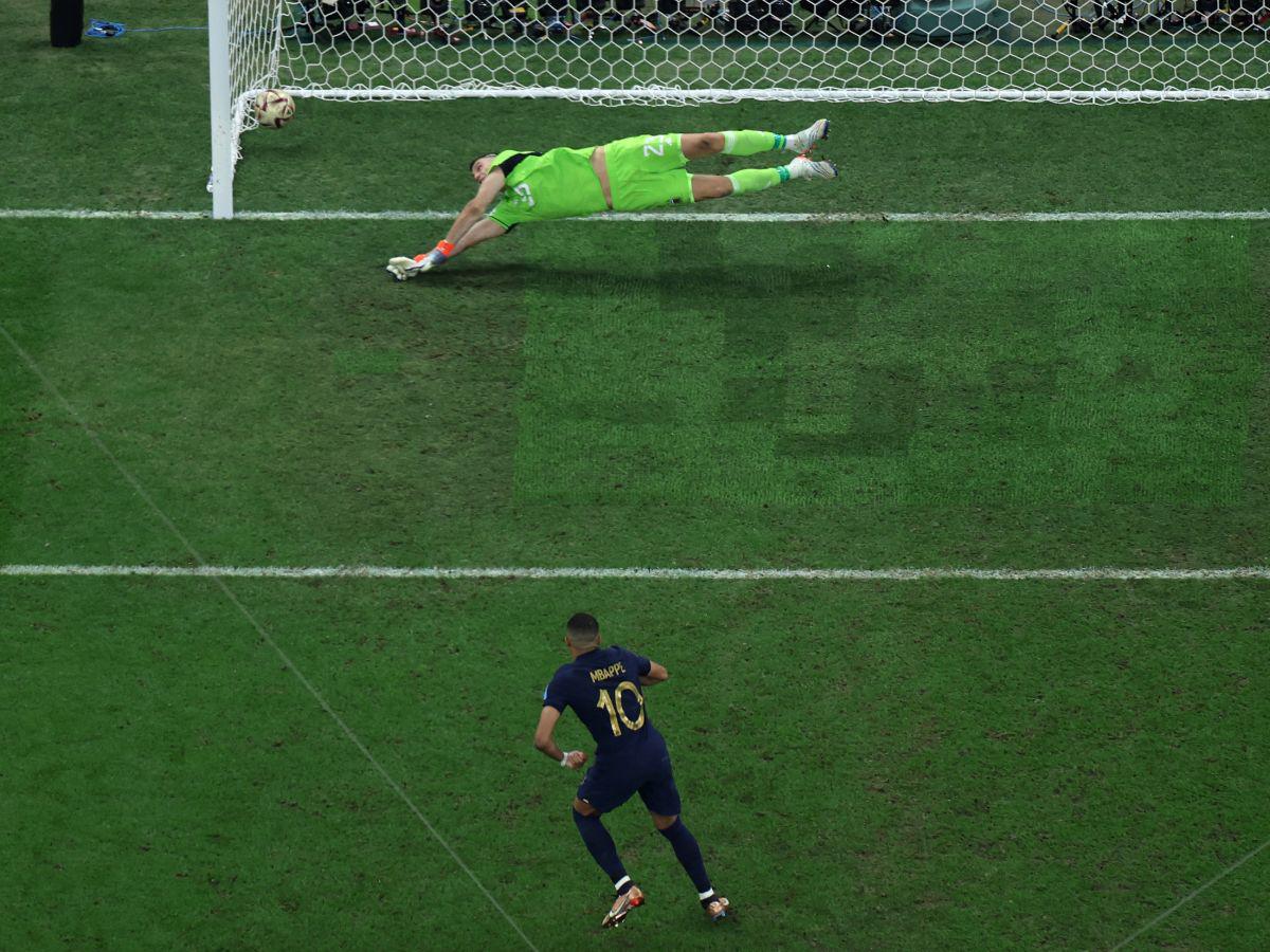 El disparo de Mbappé fue rozado por las manos del “Dibu” pero la potencia hizo que entrara.