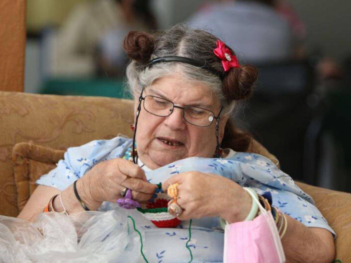 Dalila Pérez se distrae tejiendo y para esta Navidad anhela que le obsequien unos audífonos.