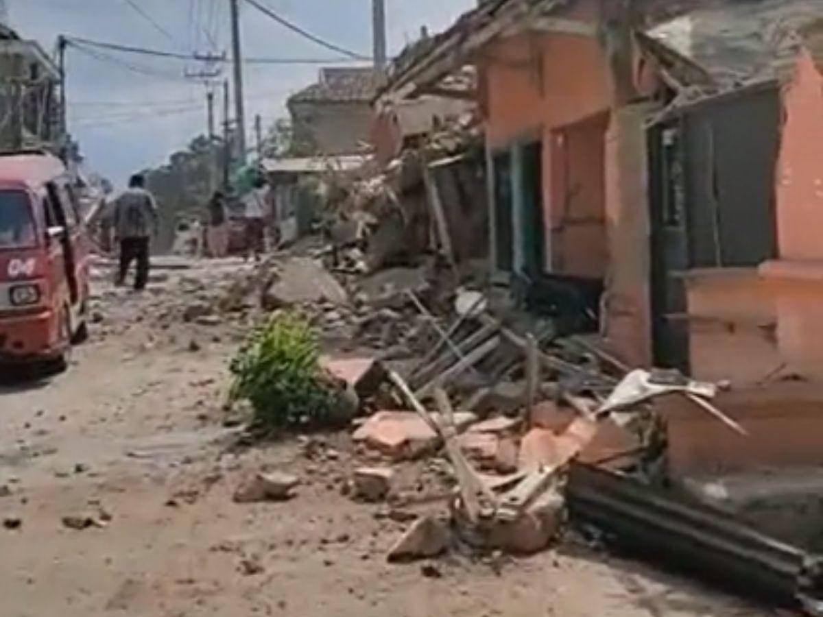 Más de 46 muertos y unos 700 heridos deja terremoto en Indonesia