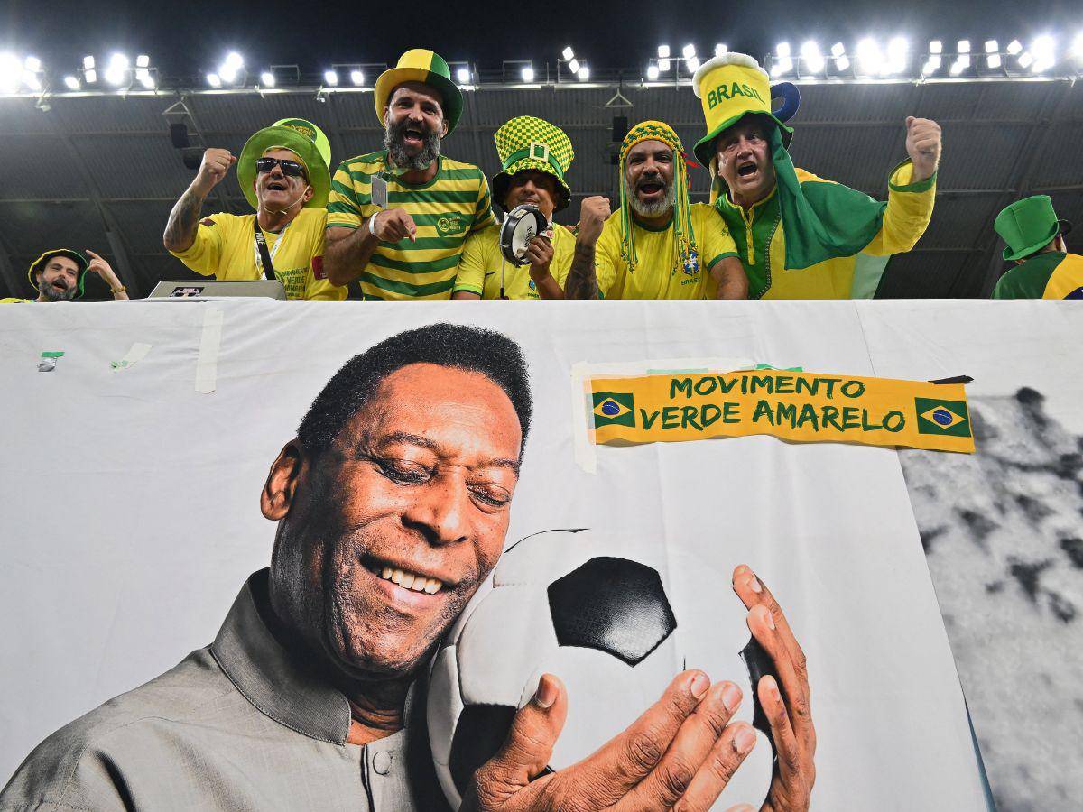Aficionados brasileños despliegan enorme bandera en homenaje a Pelé
