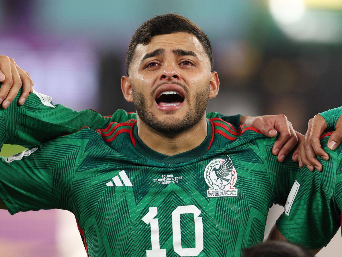 ¡Conmovedor! Alexis Vega llora al cantar el himno de México en el Mundial