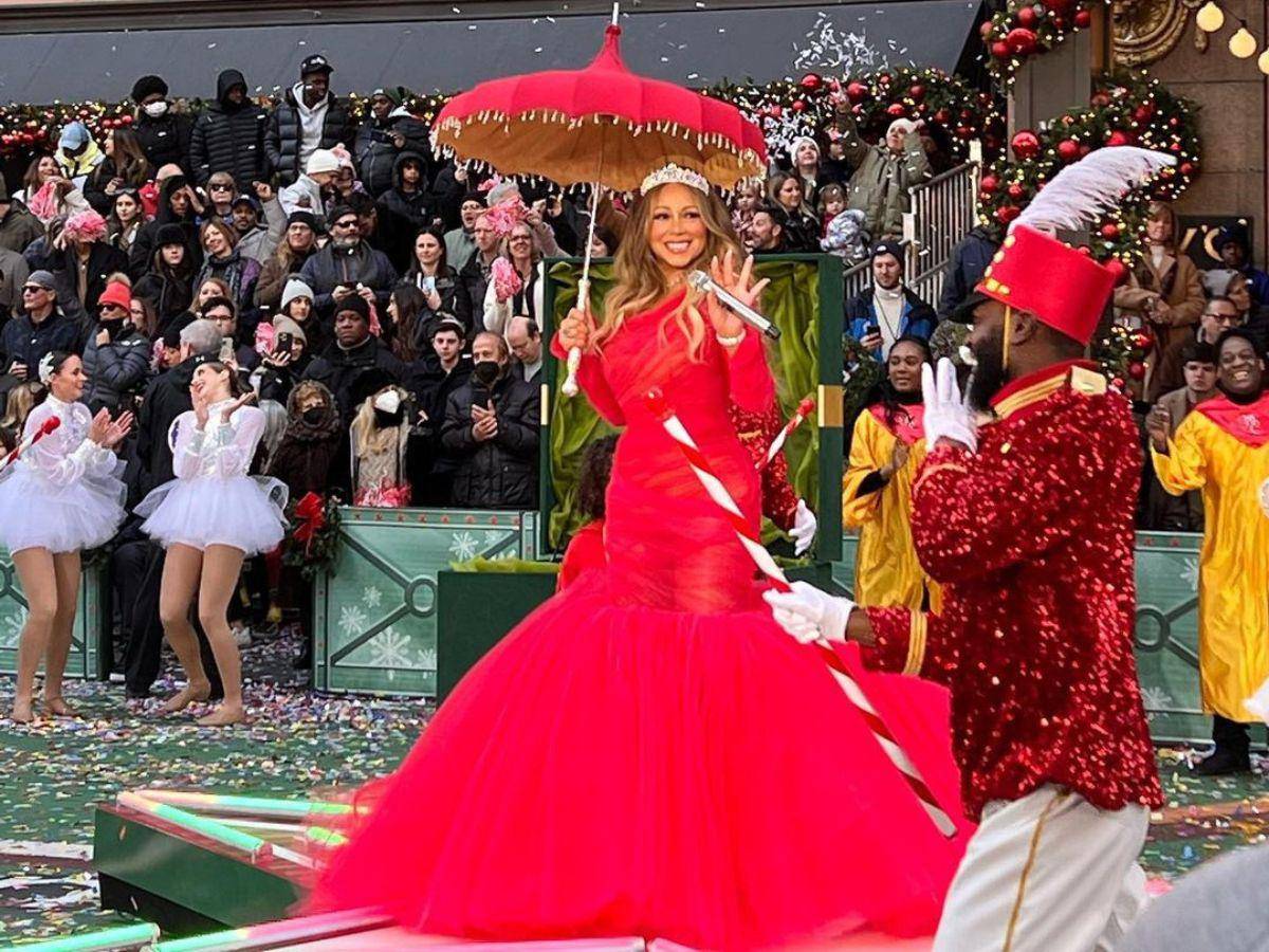 Mariah Carey se luce con vestido rojo en desfile de Thanksgivings