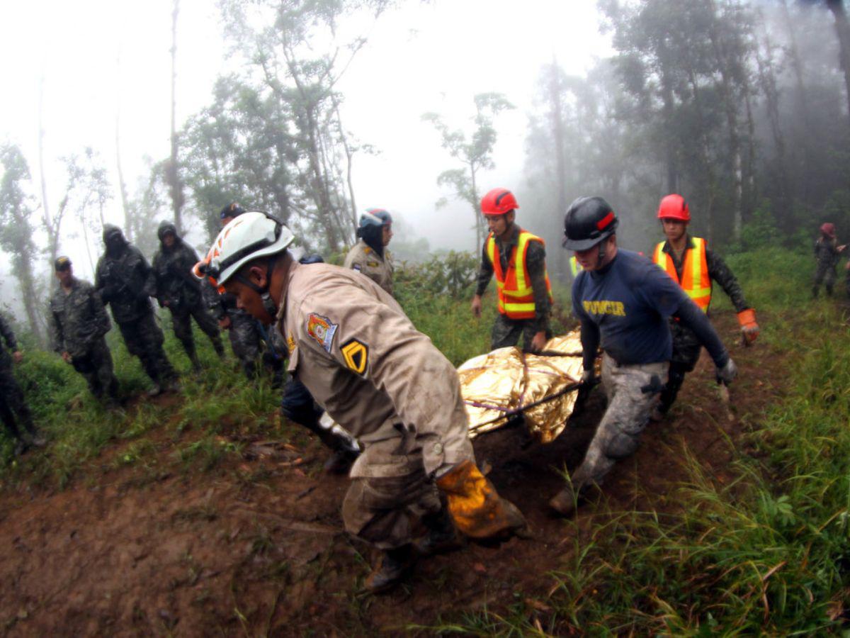 Así se realizaron las labores para sacar de la zona de difícil acceso cada uno de los cuerpos de las víctimas del accidente.