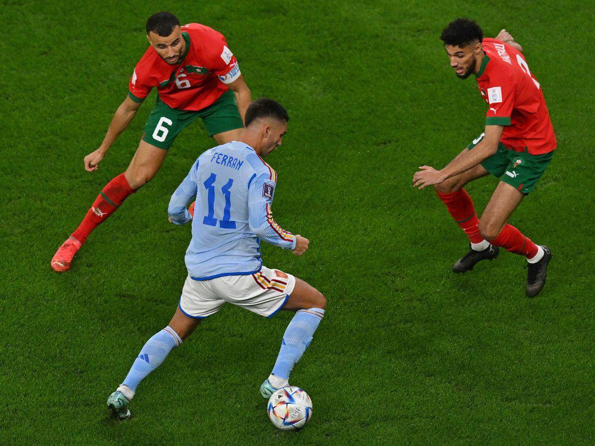 España intenta dominar el juego, pero Marruecos defiende muy bien atrás.