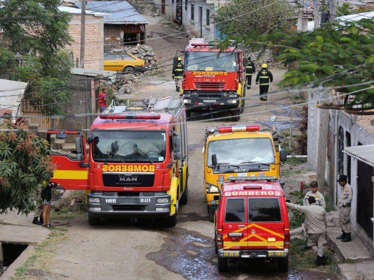 Varios camiones de bomberos fueron movilizados para eliminar el fuego, que presumen fue provocado por un cortocircuito.