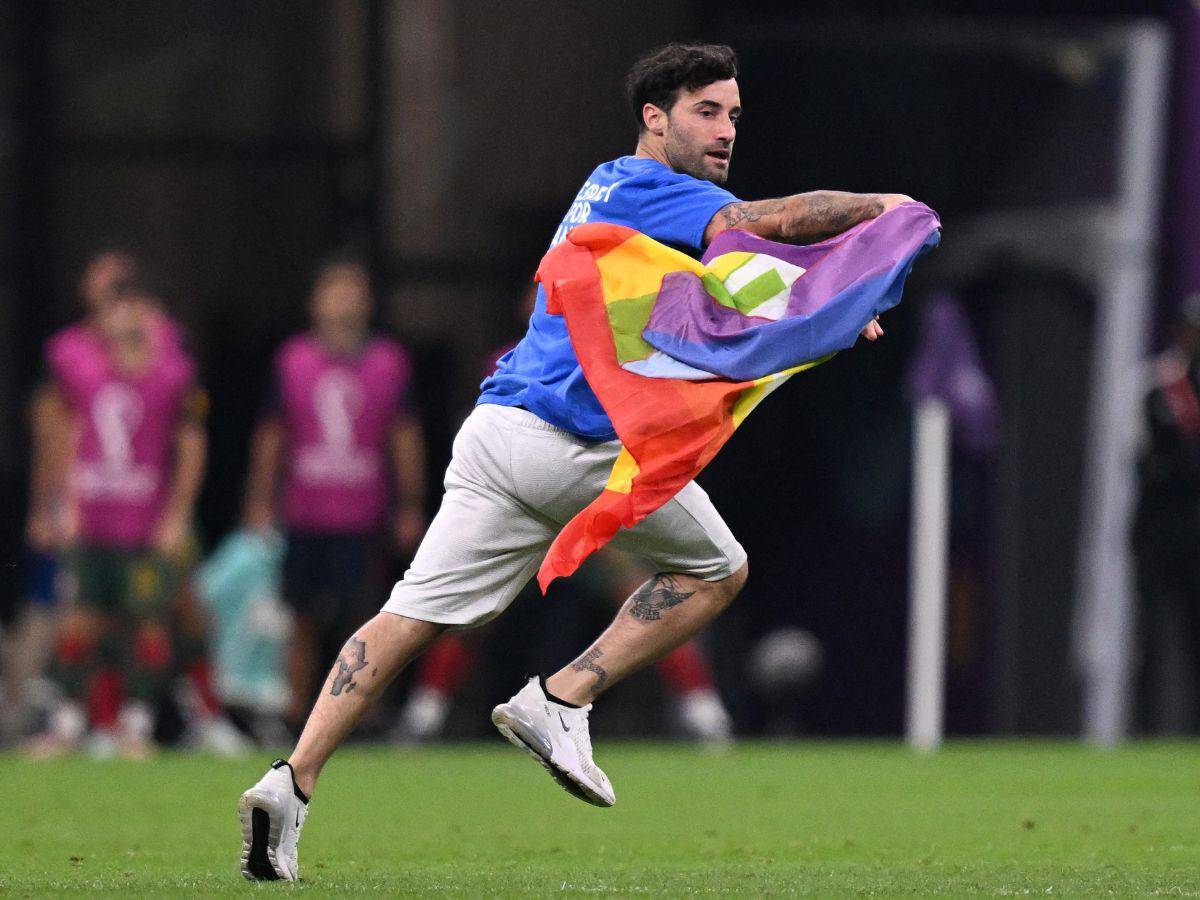 Un aficionado con la bandera de la comunidad LGBT interrumpió el juego de Portugal-Uruguay en Qatar