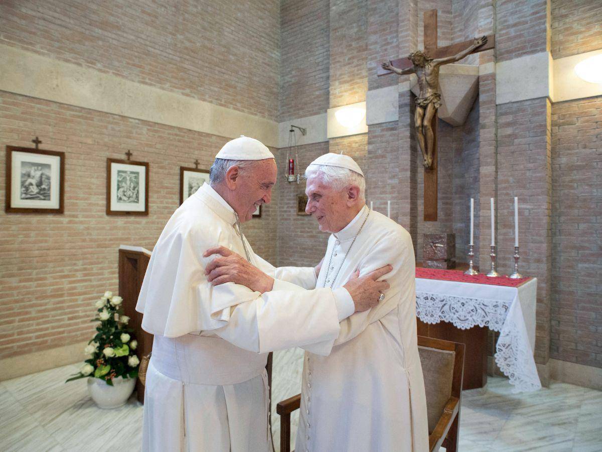El papa Francisco confirma que el expontífice Benedicto XVI está “muy enfermo” y pide oración por él