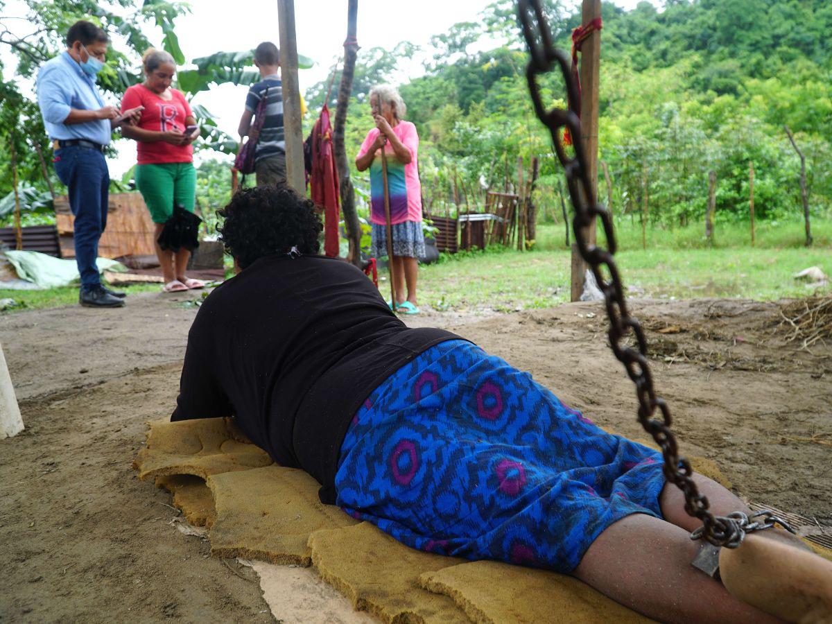 Desde hace un año, mujer está encadenada por agresividad en los bordos de San Pedro Sula