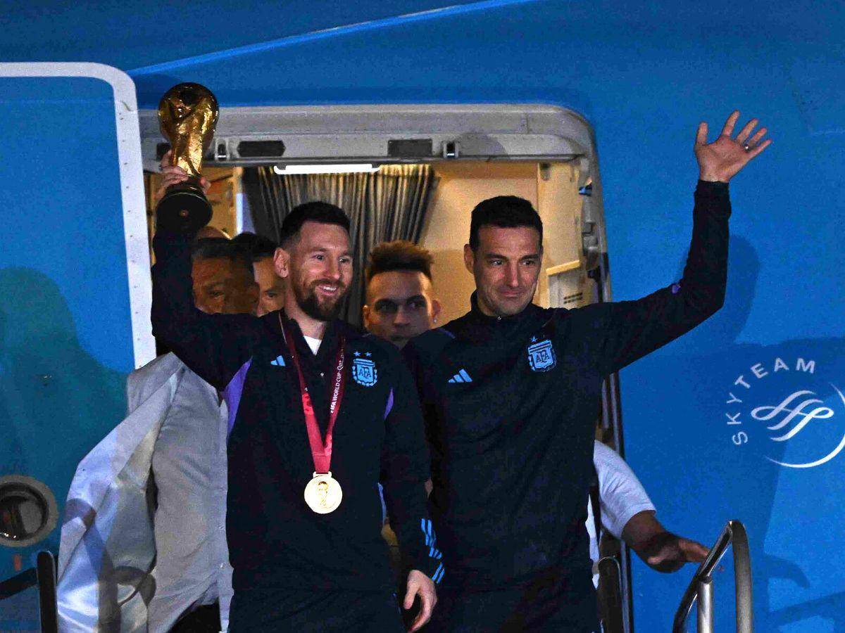 Selección de Argentina aterriza en Buenos Aires para iniciar la fiesta