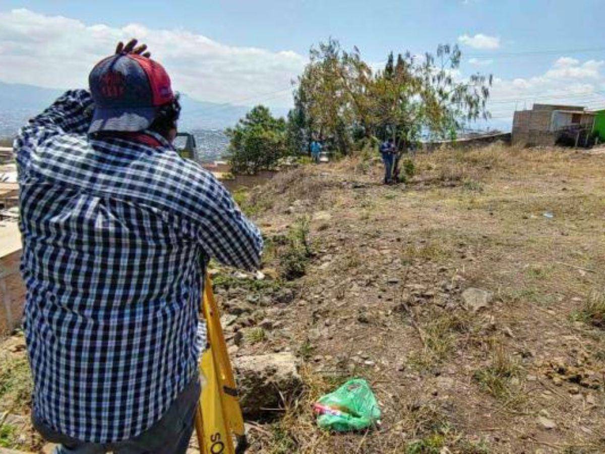 Los expertos del FHIS ya realizaron inspecciones y mediciones del terreno donde se construirá este proyecto piloto de recuperación de espacios. Está en la calle principal de la colonia Mary Flakes de Flores.