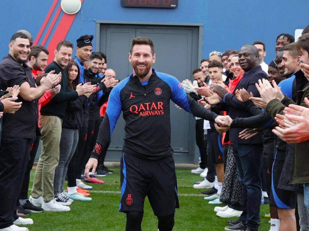 Con un pasillo de honor, Messi regresa a los entrenamientos del PSG
