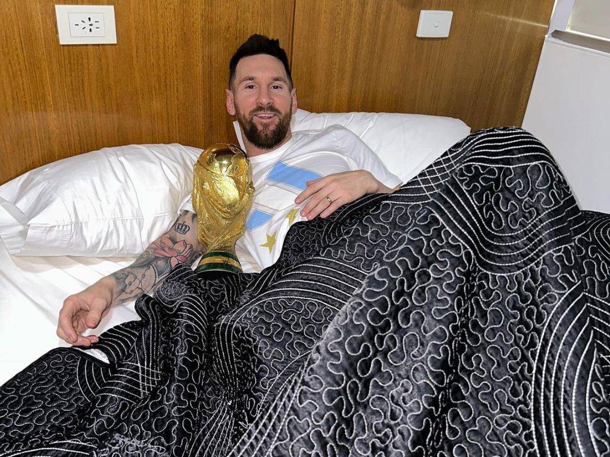 Messi no suelta la copa del mundo ni para dormir