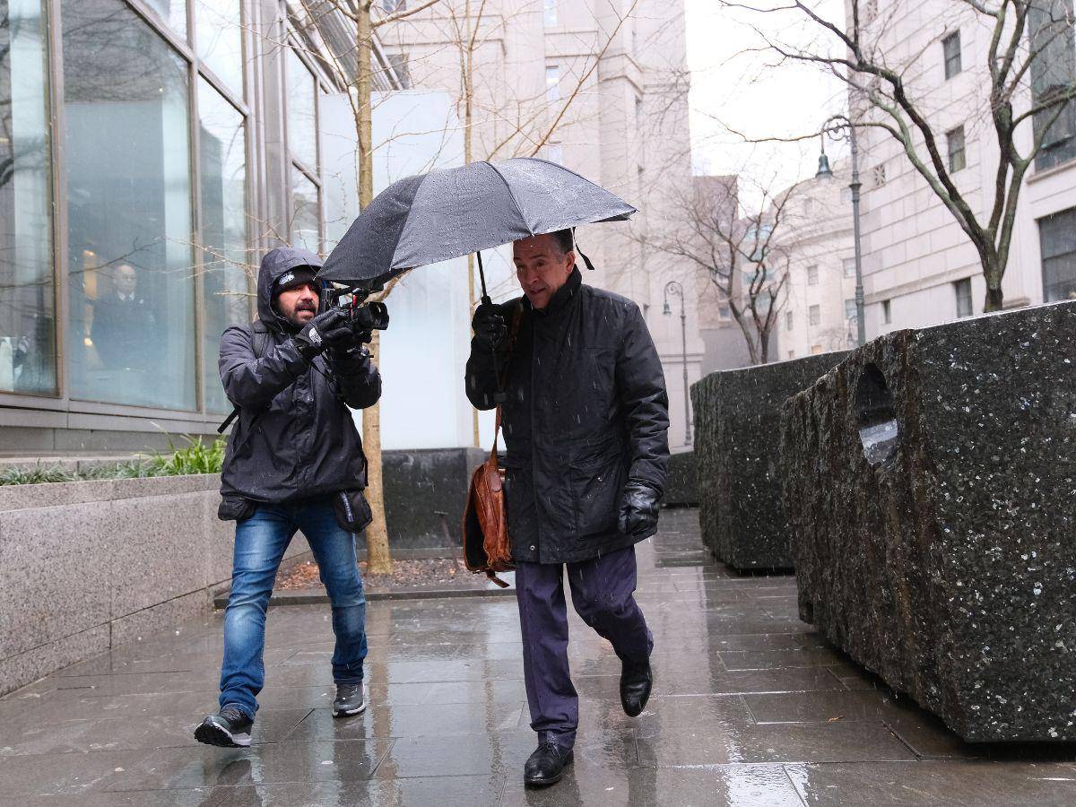 $!Así fue captado Raymond Colon al momento de su llegada a la Corte del Distrito Sur de Nueva York.