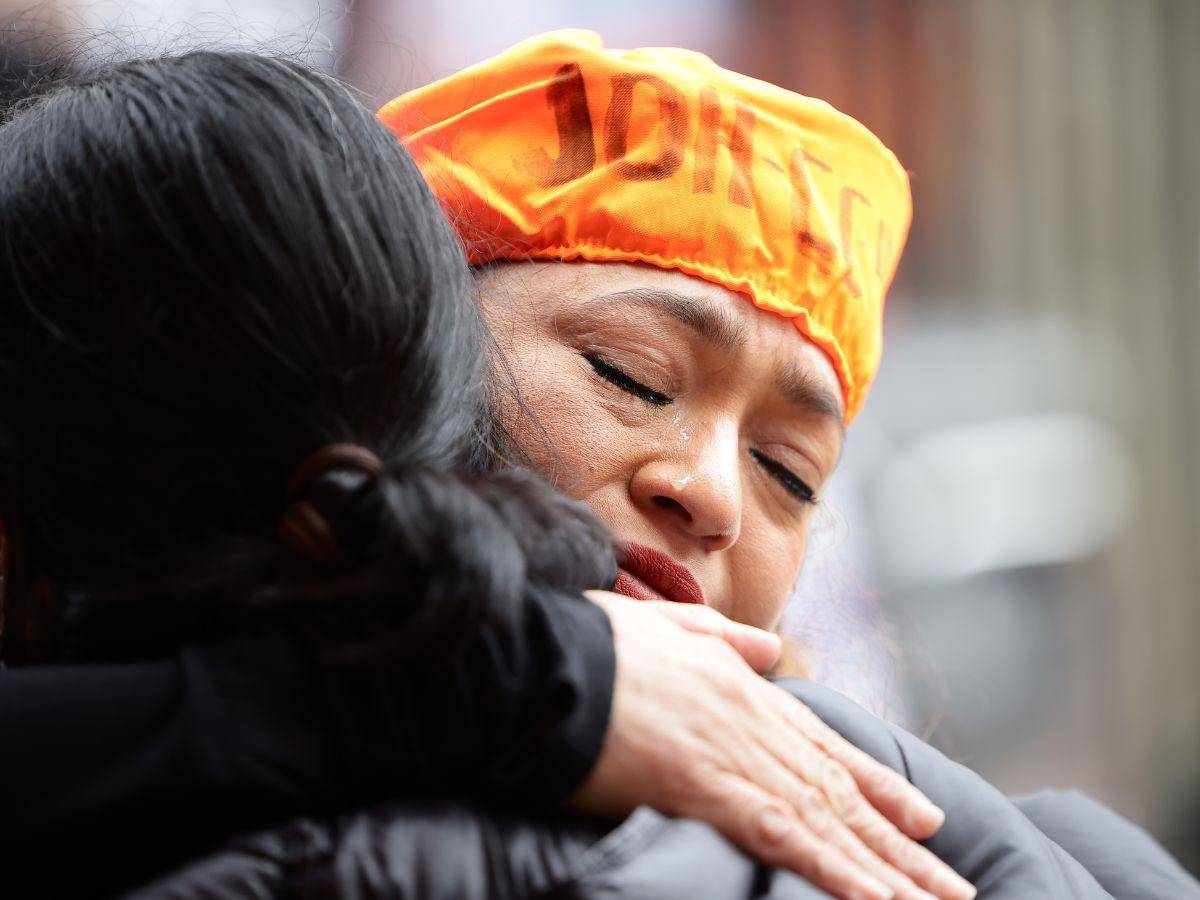 $!Una mujer llora mientras abraza a Norma Rodríguez, la madre de Keyla Martínez.