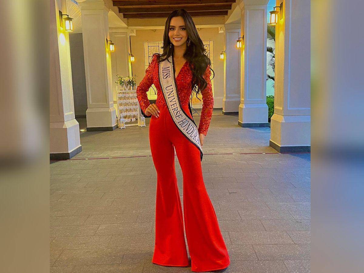 $!Este enterizo rojo la hizo lucir despampanante y hermosa.