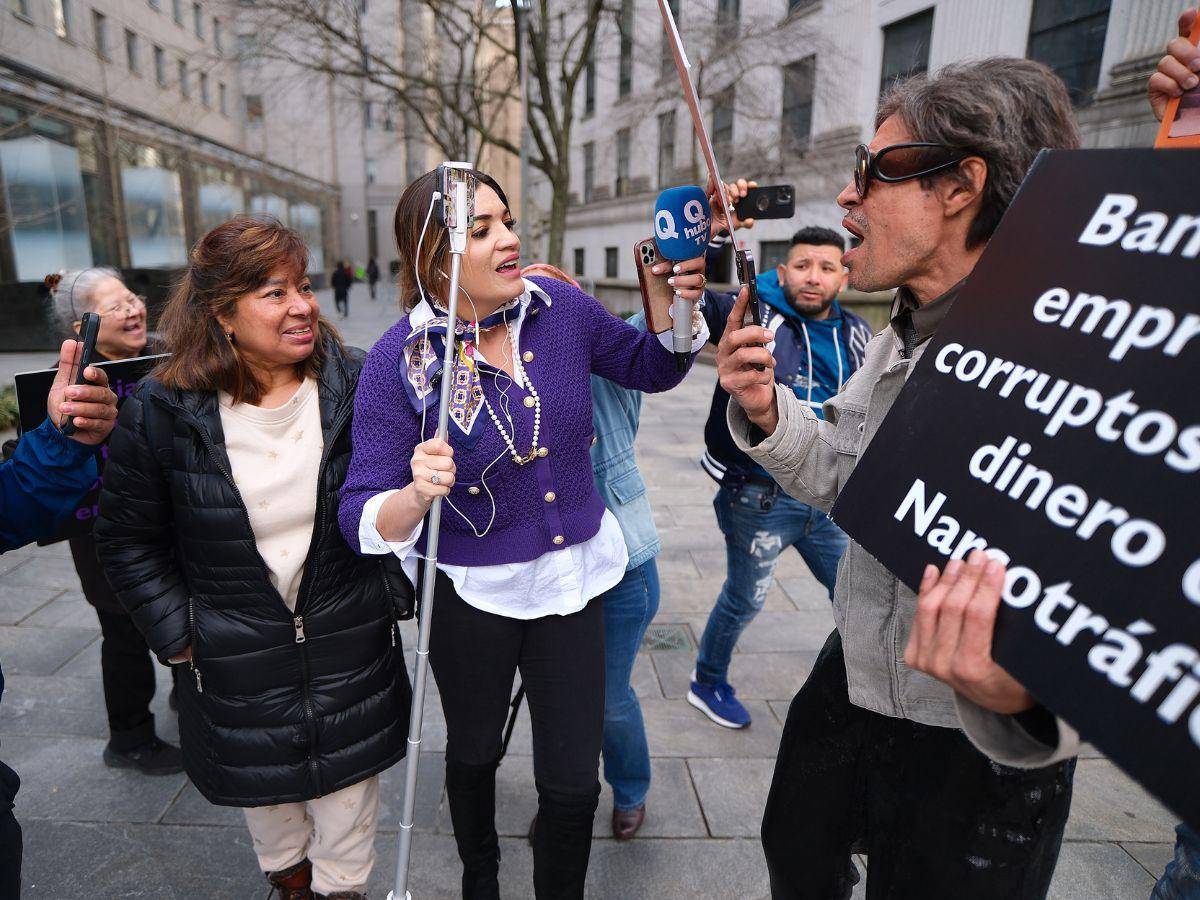 $!Ciudadanos hondureños tuvieron un fuerte encontronazo con la corresponsal del canal Q’hubo TV.