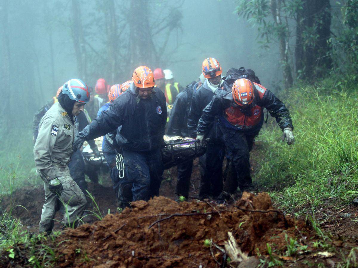 $!Imagen tomada por EL HERALDO en la escena donde ocurrió el accidente aéreo, cuando los rescatistas recuperaban los cuerpos.