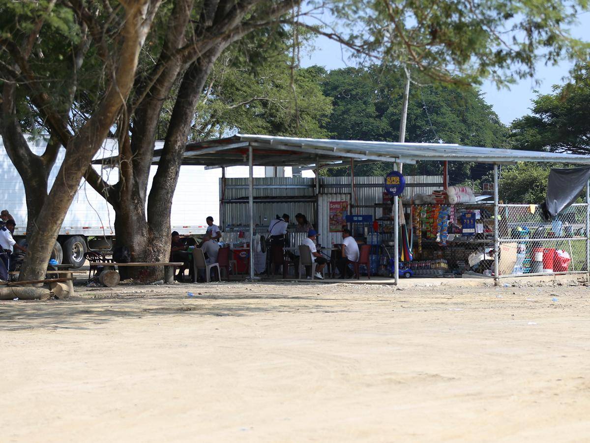 $!En esta galera de lámina que se alquila a la señora que vende comida, es el comedor que han habilitado.