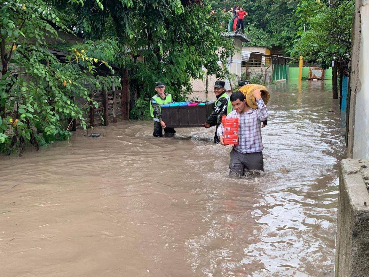 $!Muchas personas decidieron dejar sus casas cuando ya vieron que los cubría.