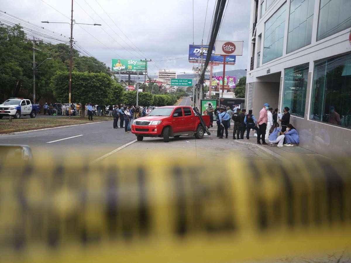 $!Un grupo de policías resguarda la escena de la masacre donde mataron en julio de 2022 a cuatro jóvenes, entre ellos a un hijo del expresidente Porfirio Lobo Sosa.