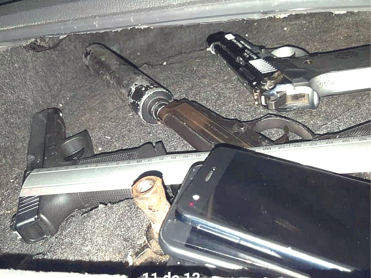 $!En compartimentos falsos fueron encontradas poderosas armas automáticas, teléfonos celulares, computadoras y dinero en efectivo.