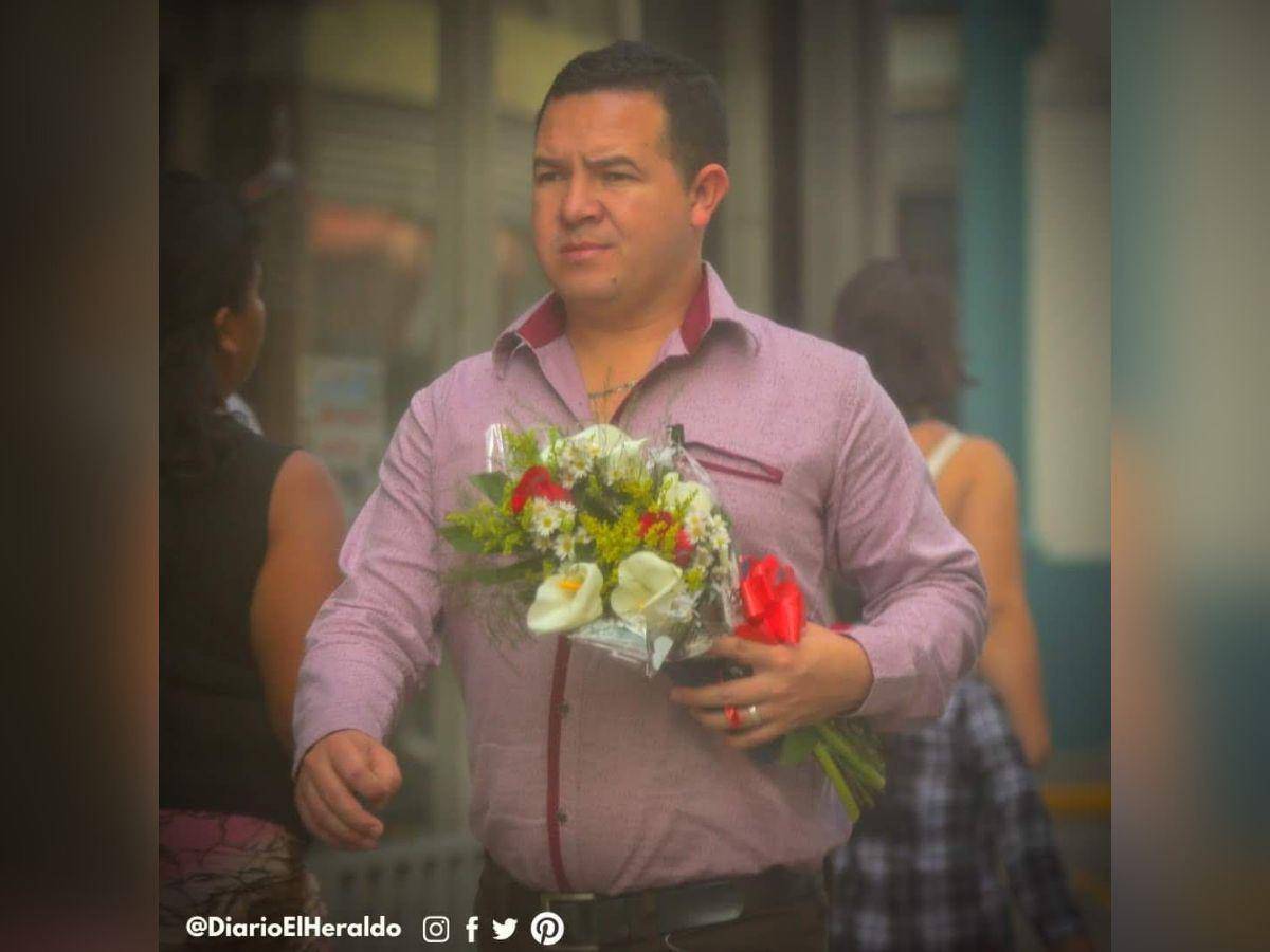 $!Esta fue la imagen que el fotógrafo de EL HERALDO captó de Ronal dos años antes de su triste deceso. En la imagen llevaba un ramo de flores para su esposa, según conoció este medio de comunicación posteriormente.