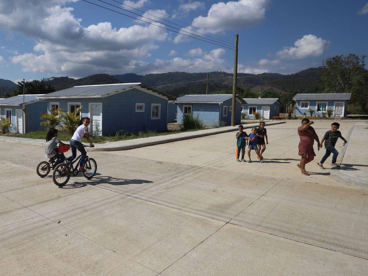 $!En Macuelizo, Santa Bárbara, las familias están felices de estar en sus casas a pesar de no contar con energía eléctrica y que el proyecto no está terminado.