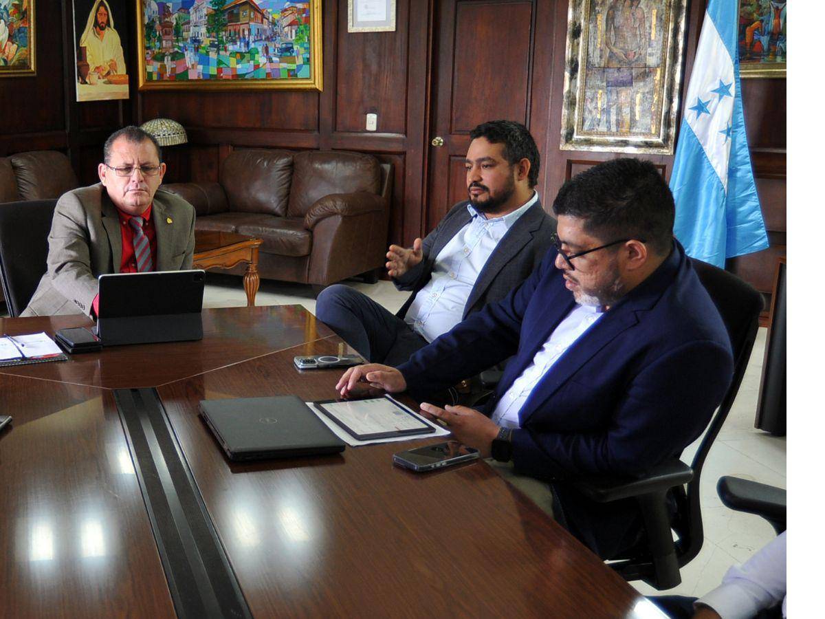 $!El subdirector de Injupemp, Mario Suazo (al centro de la fotografía), aseguró que muchos de los muebles y aires condicionados que se compraron en el pasado no estaban.