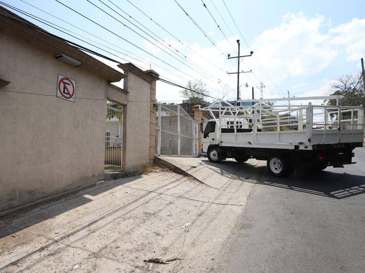 $!El edificio fue edificado en el barrio La Granja de la capital supuestamente para los afiliados del Injupemp y las personas que pagaran por el servicio, pero nunca ha funcionado.