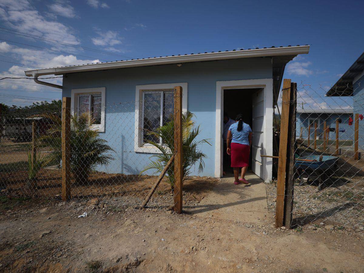 $!Las personas que ya ocuparon las casas inconclusas solicitaron que les entreguen los documentos de la propiedad.