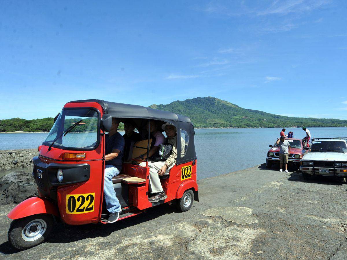 $!Los turistas pueden recorrer la isla de Amapala en mototaxi.