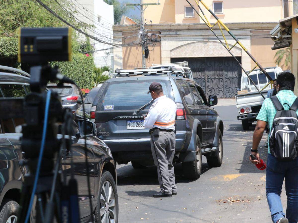 $!Algunos vehículos han llegado a la casa de la familia Hernández.
