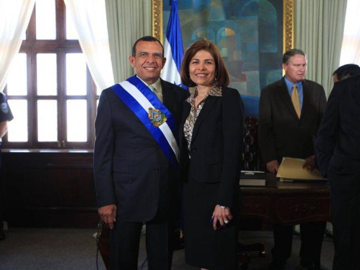 $!Hilda Hernández y el expresidente Porfirio Lobo Sosa, el día que la nombró funcionaria de su gobierno.