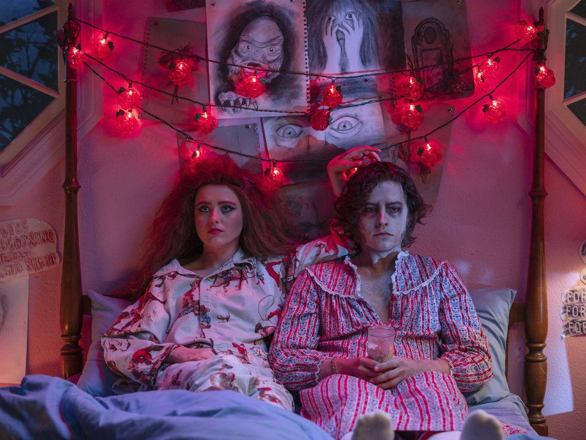 $!Kathryn Newton (ext. izq.) con Cole Sprouse en “Lisa Frankenstein”. La película aborda imágenes aterradoras con humor.