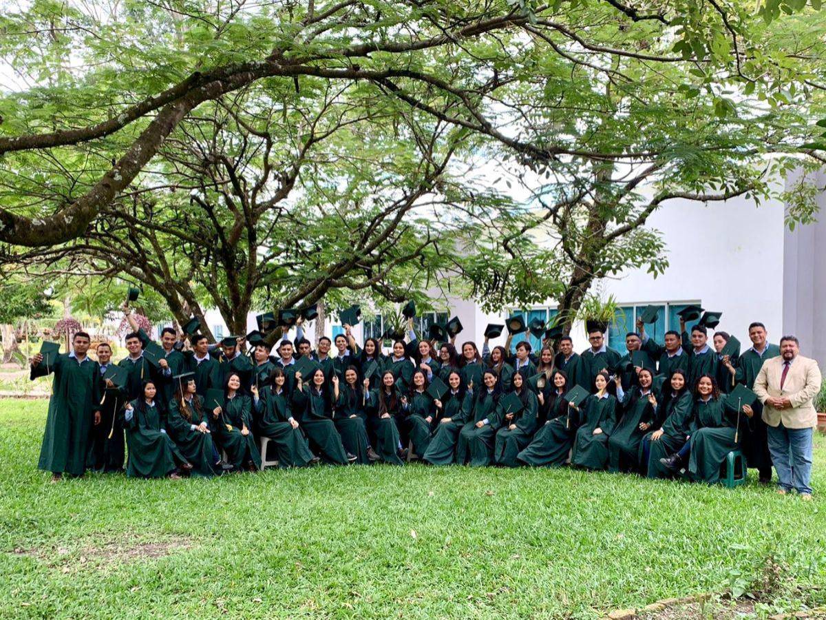 Este es el grupo de alumnos que se graduaron junto con ellas en su carrera técnica. Diana asegura estar muy agradecida con cada persona que a lo largo de su crecimiento jugó un papel fundamental para este paso, como las directoras de su escuela, que la cuidaban y llevaban de regreso a su casa, hasta el doctor Gustavo Ávila, quien la motivó a seguir estudiando.