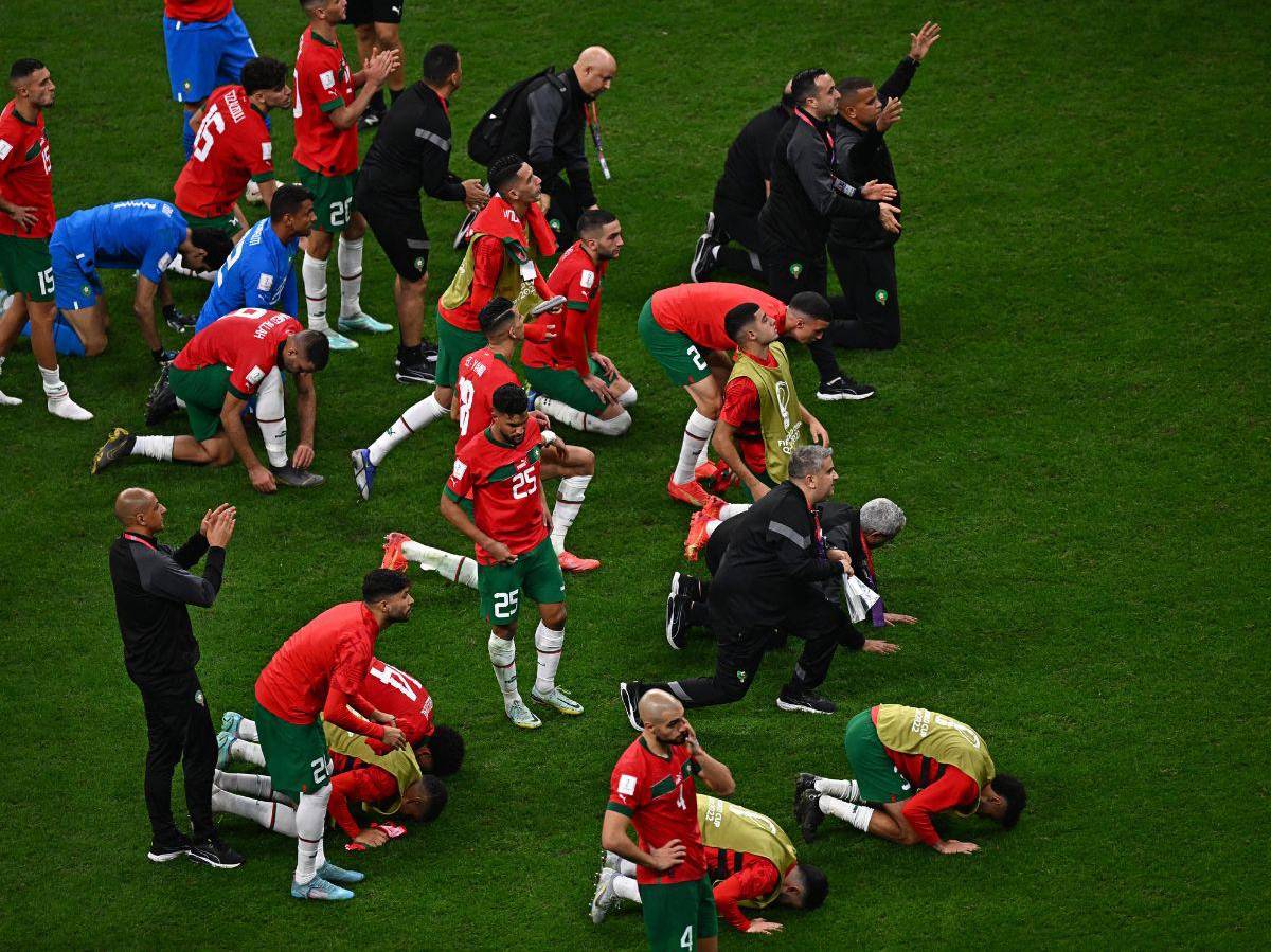 Los futbolistas marroquíes hicieron una reverencia ante sus aficionados.