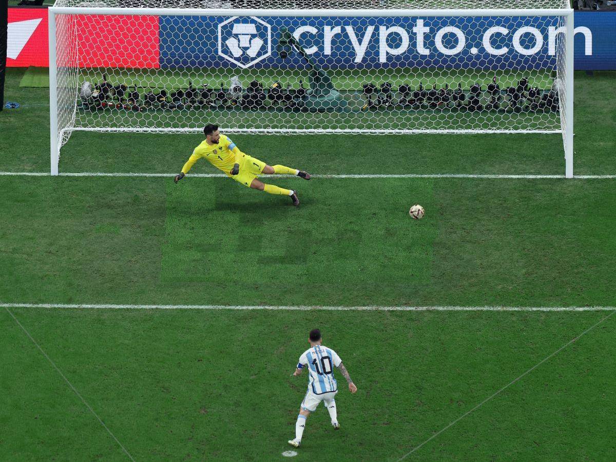 Leo Messi anotó de forma magistral su lanzamiento penal para poner el 1-0.