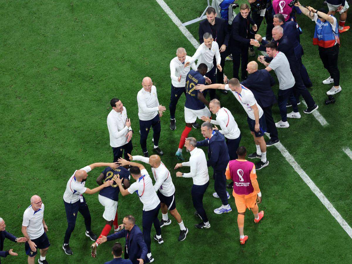 El cuerpo técnico de Francia les hizo el pasillo a los futbolistas celebrando la clasificación.
