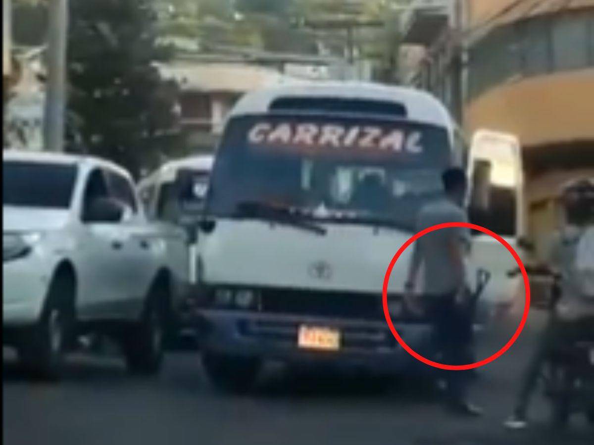 Video muestra cómo hombre armado atemoriza a unidad de transporte público en la capital